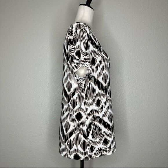 Chico’s Travelers Geometric Metallic Print Scoop Neck Short Sleeves Top - Picture 5 of 13